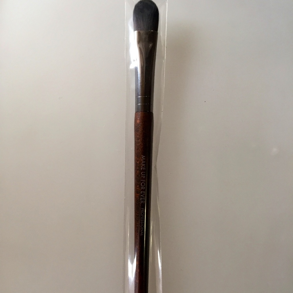Large eye shadow brush